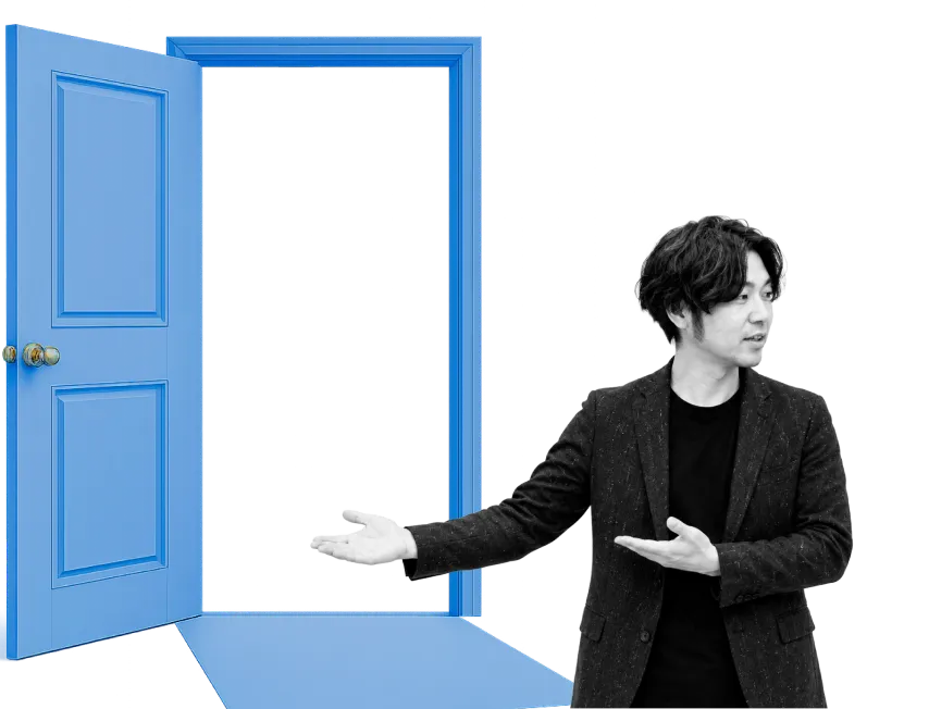 開いた扉の前で来訪者を迎え入れる人物